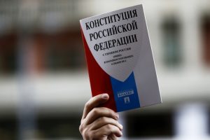 Продолжают обсуждать поправки к Конституции России