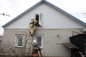 В Курской области днем горел частный дом