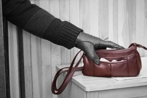В Курске пенсионер украл чужую сумку из гипермаркета