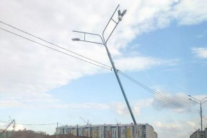 Курск: на проспекте Плевицкой повредили одну из опор линии электроосвещения