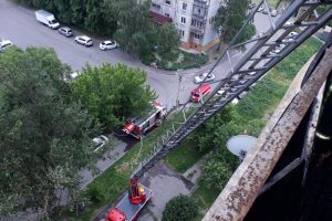 Курские спасатели ликвидировали пожар на проспекте Кулакова