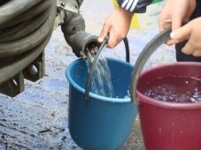 Курский губернатор дал поручение доставить людям воду