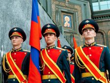 Братья-близнецы из Курска стали знаменосцами на параде в честь 75-летия Победы