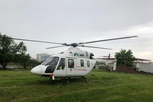 В больницу пациентов доставляют вертолетом