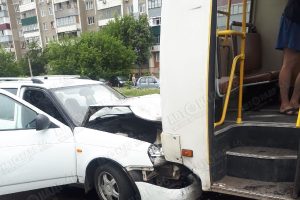 В Курске на Студенческой авария с маршрутным автобусом