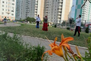 В Курске продолжаются концерты «Поем двором»