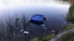 В Курске ночью неизвестные скинули мусорный контейнер в озеро