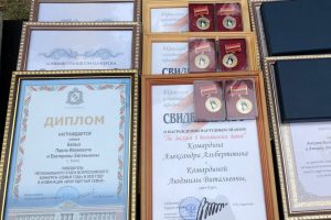 Виктор Карамышев наградил курские семьи  за заслуги в воспитании