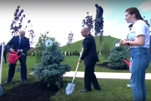 Курянка высадила вместе с Путиным и Лукашенко «Сад памяти»