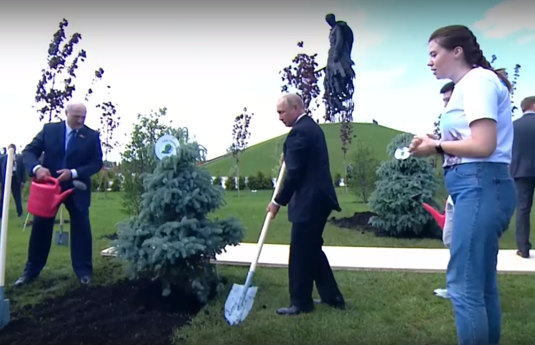 Лукашенко учительницу. Лукашенко в саду. Лукашенко и Назарбаев.