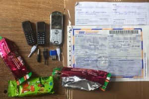В Курске заключенному пытались передать телефон в обертке от конфет