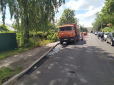 В Курске благоустраивают тротуары и крадут решетки с ливневой канализации