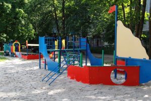В Железногорске установили  детский спортивно-досуговый комплекс и площадку для воркаута