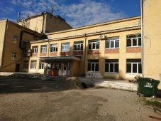 В Курске в культурном центре «Лира» начали остеклять витражные конструкции