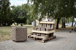 В Курске возле «Лиры» установят 20 новых скамеек
