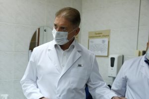С вакцинировавшимися от COVID-19 курянами встретился Андрей Белостоцкий