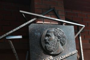 В Курске открыли мемориальную доску и аллею  в честь Игоря Селиванова