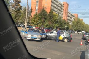 В Курске таксист врезался в машину ДПС