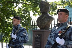 В Курской области установили бюст Героя России Андрея Хмелевского