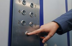 В Курской области до конца года заменят 238 лифтов