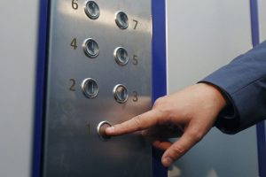 Курянин напал на студента в лифте и отобрал телефоны