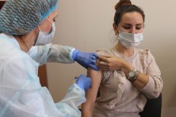 Сотрудников администрации Курской области вакцинируют от гриппа
