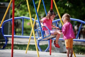 Взрослые забавы: чем опасны игры на детских площадках