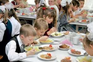 В Роспотребнадзоре продолжает работу горячая линия  по вопросам организации питания в школах