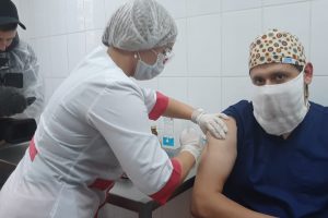 Восемь курских врачей прошли первый этап вакцинации от COVID-19