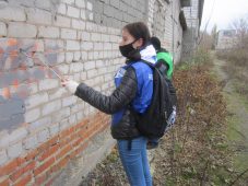 В Курске волонтеры закрасили еще 40 надписей с наркорекламой