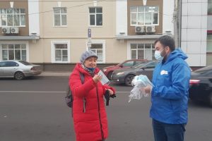 На остановках в Курске волонтеры начали раздавать бесплатные маски