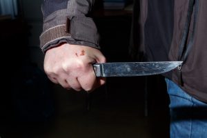 Ударил ножом полицейского
