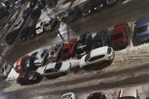 В Курске снежная лавина с крыши «помяла» автомобиль