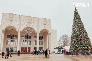 Вандалы испортили декорации на Театральной площади Курска