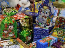 В Курской области закупили свыше 43 тысяч новогодних подарков для детей