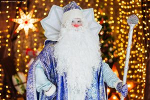 Новый год-2021:  Дед Мороз с антителами и Снегурочка-врач