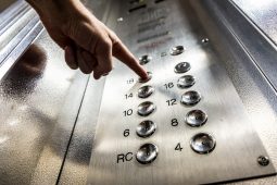 В Железногорске Курской области временно не работают лифты в 14 домах