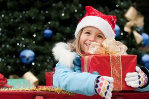Дети начали получать новогодние подарки уже с 8 декабря