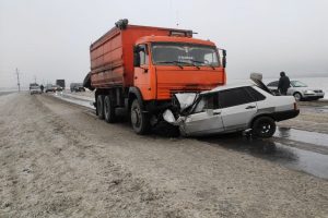 В Курской области в ДТП с КамАЗом погибли водитель и пассажир