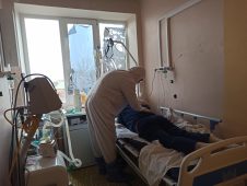 «Те, кто не верит в COVID-19, тоже болеют»: наш корреспондент пообщался с медиками в «красной» зоне БСМП