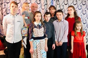 Семьи Курской области получили награды за заслуги в воспитании детей