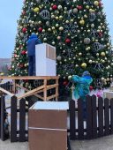 На Театральной площади Курска разбирают новогоднюю елку