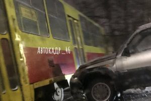 В Курске водитель «Нивы» протаранил трамвай
