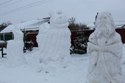 В поселке Курской области появились снежные скульптуры