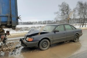 В Курской области водитель «Ауди» врезался в стоящий грузовик
