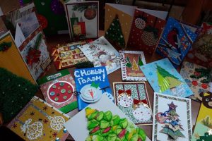 Курские школьники сделали 200 новогодних открыток для ветеранов