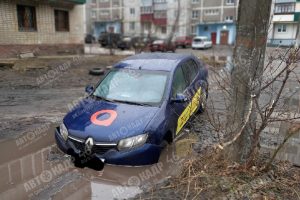 В Курске автомобиль службы такси ушел под землю