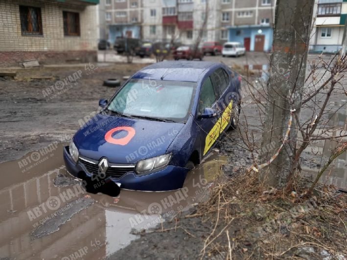 В Курске автомобиль службы такси ушел под землю