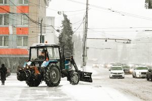 В Курской области дороги от снега чистят 180 спецмашин
