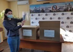 Курским учителям передали более 3 тысяч защитных визоров